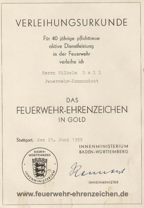 VERLEIHUNGSURKUNDE / Für 40 jährige pflichttreue aktive Dienstleistung in der Feuerwehr verleihe ich Herrn Wilhelm Doll Feuerwehr-Kommandant DAS FEUERWEHR-EHRENZEICHEN IN GOLD