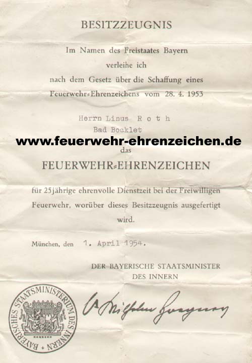 BESITZZEUGNIS / Im Namen des Freistaates Bayern verleihe ich nach dem Gesetz über die Schaffung eines Feuerwehr-Ehrenzeichens vom 28.4.1953 Herrn Linus Roth / Bad Bocklet / das FEUERWEHR=EHRENZEICHEN für 25jährige ehrenvolle Dienstzeit bei der Freiwilligen Feuerwehr, worüber dieses Besitzzeugnis ausgefertigt wird.