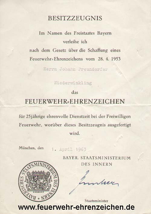 BESITZZEUGNIS / Im Namen des Freistaates Bayern verleihe ich nach dem Gesetz über die Schaffung eines Feuerwehr-Ehrenzeichens vom 28.4.1953 Herrn Johann Preundorfer / Niederwinkling / das FEUERWEHR=EHRENZEICHEN für 25jährige ehrenvolle Dienstzeit bei der Freiwilligen Feuerwehr, worüber dieses Besitzzeugnis ausgefertigt wird.