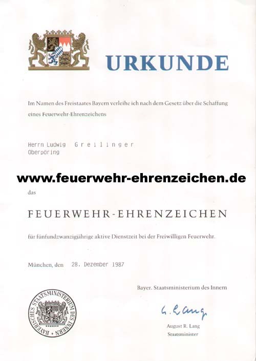 URKUNDE / Im Namen des Freistaates Bayern verleihe ich nach dem Gesetz über die Schaffung eines Feuerwehr-Ehrenzeichens Herrn Ludwig Greilinger Oberpröing das FEUERWEHR-EHRENZEICHEN für fünfundzwanzigjährige aktive Dienstzeit bei der Freiwilligen Feuerwehr.