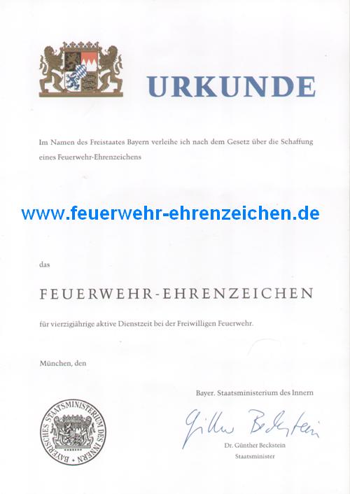 URKUNDE / Im Namen des Freistaates Bayern verleihe ich nach dem Gesetz über die Schaffung eines Feuerwehr-Ehrenzeichens xxxxx das FEUERWEHR-EHRENZEICHEN für vierzigjährige aktive Dienstzeit bei der Freiwilligen Feuerwehr.