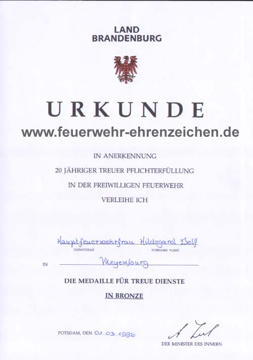 LAND BRANDENBURG / URKUNDE / IN ANERKENNUNG 20JÄHRIGER TREUER PFLICHTERFÜLLUNG IN DER FREIWILLIGEN FEUERWEHR VERLEIHE ICH Hauptfeuerwehrfrau Hildegard Delf IN Meyenburg DIE MEDAILLE FÜR TREUE DIENSTE IN BRONZE