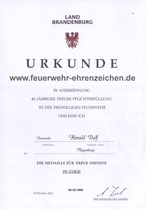 LAND BRANDENBURG / URKUNDE / IN ANERKENNUNG 40JÄHRIGER TREUER PFLICHTERFÜLLUNG IN DER FREIWILLIGEN FEUERWEHR VERLEIHE ICH Kameraden Harald Delf Delf IN Meyenburg DIE MEDAILLE FÜR TREUE DIENSTE IN GOLD