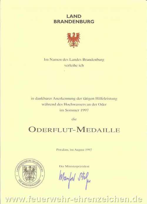 LAND BRANDENBURG / Im Namen des Landes Brandenburg verleihe ich / xxx / in dankbarer Anerkennung der tätigen Hilfeleistung während des Hochwassers an der Oder im Sommer 1997 die ODERFLUT-MEDAILLE