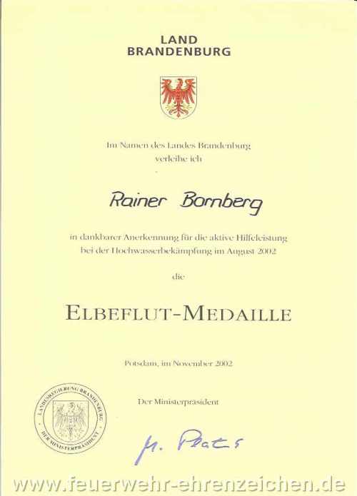 LAND BRANDENBURG / Im Namen des Landes Brandenburg verleihe ich Rainer Bornberg in dankbarer Anerkennung für die aktive Hilfeleistung bei der Hochwasserbekämpfung im August 2002 die ELBEFLUT-MEDAILLE