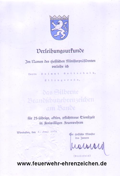 Verleihungsurkunde / Im Namen des Hessischen Ministerpräsidenten verleihe ich Herrn Helmut Gottschalk, Ellingerode, das Silberne Brandschutzehrenzeichen am Bande für 25=jährige, aktive, pflichttreue Dienstzeit in Freiwilligen Feuerwehren