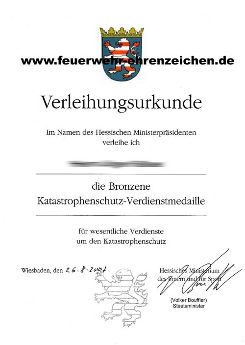 Verleihungsurkunde / Im Namen des Hessischen Ministerpräsidenten verleihe ich xxx die Bronzene Katastrophenschutz-Verdienstmedaille für wesentliche Verdienste um den Katastrophenschutz