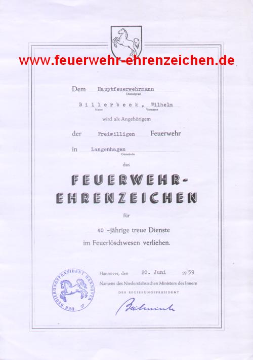 Dem Hauptfeuerwehrmann Billerbeck, Wilhelm wird als Angehörigen der Freiwilligen Feuerwehr in Langenhagen das FEUERWEHR-EHRENZEICHEN für 40-jährige treue Dienste im Feuerlöschwesen verliehen.