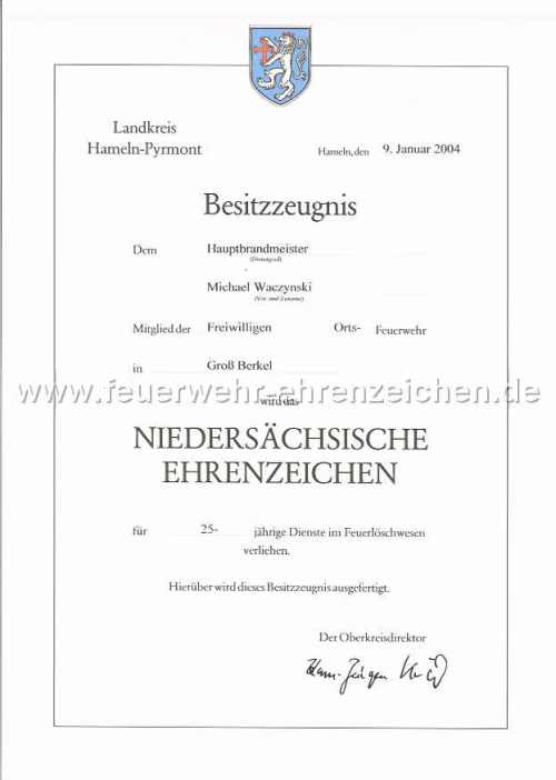 Landkreis Hameln-Pyrmont / Besitzzeugnis / Dem Hauptbrandmeister Michael Waczynski Mitglied der Freiwilligen Orts-Feuerwehr in Groß Berkel wird das NIEDERSÄCHSISCHE EHRENZEICHEN für 25-jährige Dienste im Feuerlöschwesen verliehen. Hierüber wird dieses Besitzzeugnis ausgefertigt.