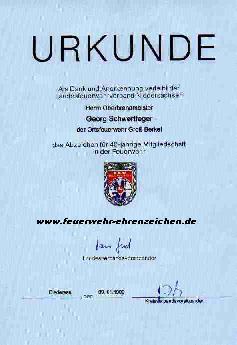 URKUNDE / Als Dank und Anerkennung verleiht der Landesfeuerwehrverband Niedersachsen Herrn Oberbrandmeister Georg Schwertfeger der Ortsfeuerwehr Groß Berkel das Abzeichen für 40-jährige Mitgliedschaft in der Feuerwehr