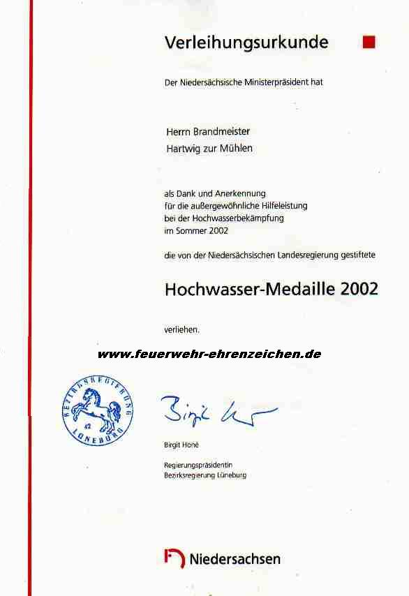 Verleihungsurkunde / Der Niedersächsische Ministerpräsident hat Herrn Brandmeister Hartwig zur Mühlen als Dank und Anerkennung für die außergewöhnliche Hilfeleistung bei der Hochwasserbekämpfung im Sommer 2002 die von der Niedersächsischen Landesregierung gestiftete Hochwasser-Medaille 2002 verliehen.