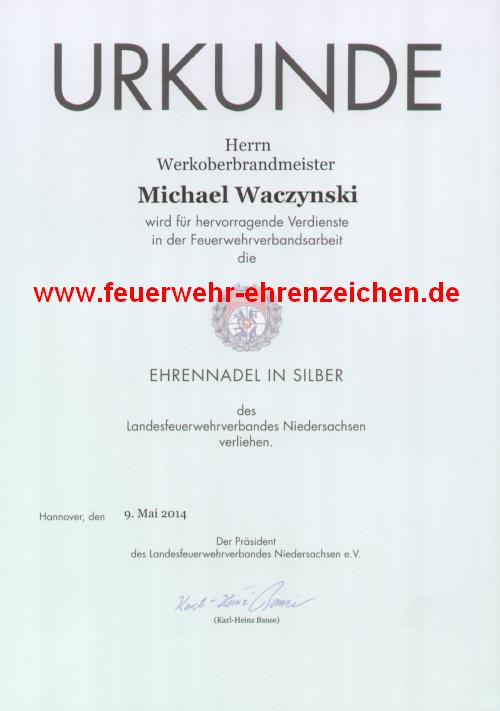 URKUNDE / Herrn Werkoberbrandmeister Michael Waczynski wird für hervorragende Verdienste in der Feuerwehrverbandsarbeit die EHRENNADEL IN SILBER des Landesfeuerwehrverbandes Niedersachsen verliehen.