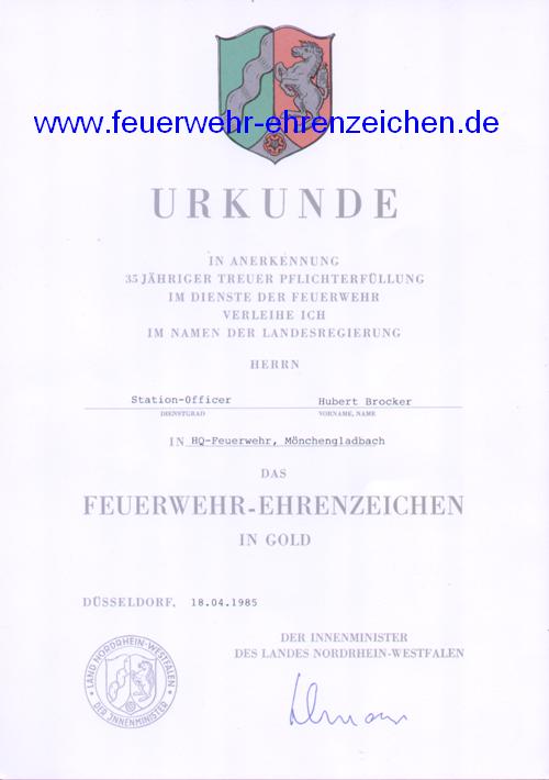 URKUNDE / IN ANERKENNUNG 35JÄHRIGER TREUER PFLICHTERFÜLLUNG IM DIENSTE DER FEUERWEHR VERLEIHE ICH IM NAMEN DER LANDESREGIERUNG HERRN Station-Officer Hubert Brocker IN HQ-Feuerwehr, Mönchengladbach DAS FEUERWEHR-EHRENZEICHEN IN GOLD