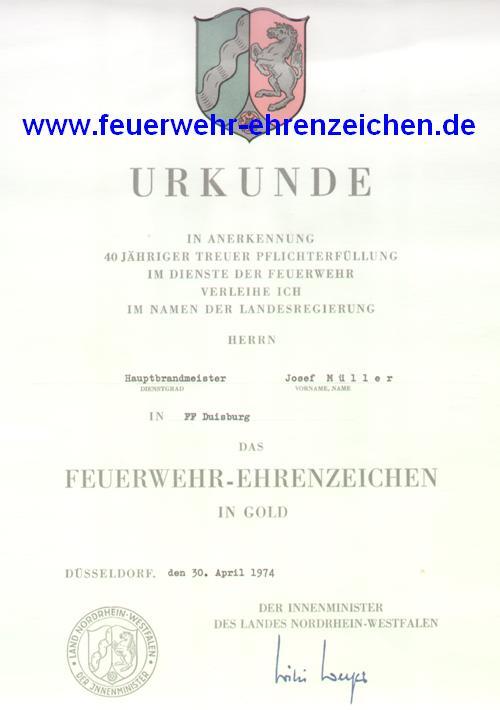 URKUNDE / IN ANERKENNUNG 40JÄHRIGER TREUER PFLICHTERFÜLLUNG IM DIENSTE DER FEUERWEHR VERLEIHE ICH IM NAMEN DER LANDESREGIERUNG HERRN Hauptbrandmeister Josef Müller IN FF Duisburg DAS FEUERWEHR-EHRENZEICHEN IN GOLD