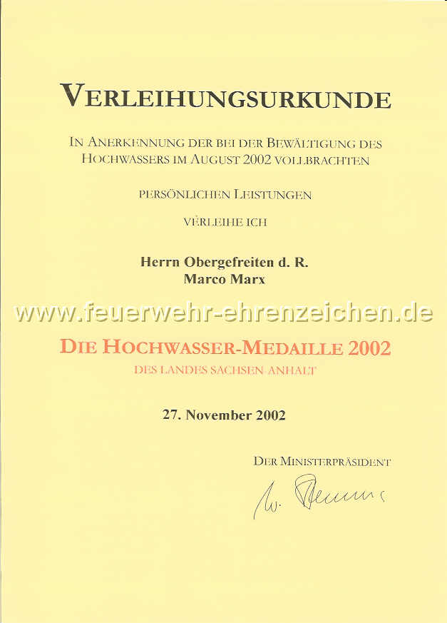 VERLEIHUNGSURKUNDE / IN ANERKENNUNG DER BEI DER BEWÄLTIGUNG DES HOCHWASSERS IM AUGUST 2002 VOLLBRACHTEN PERSÖNLICHEN LEISTUNGEN VERLEIHE ICH Herrn Obergefreiten d. R. Marco Marx DIE HOCHWASSER-MEDAILLE 2002 DES LANDES SACHSEN-ANHALT