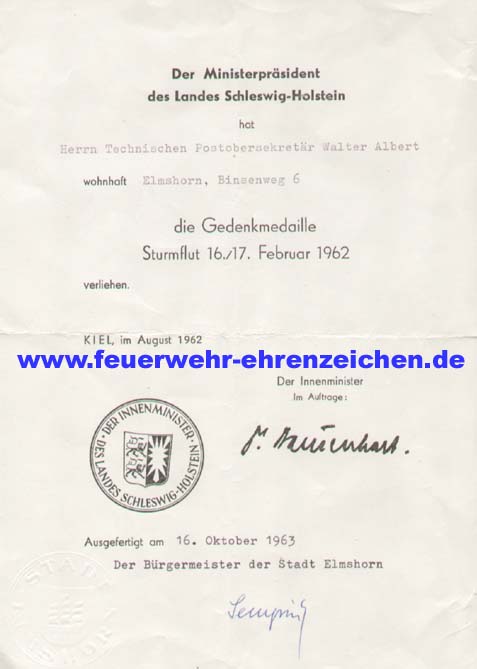 Der Ministerpräsident des Landes Schleswig-Holstein hat Herrn Technischen Postobersekretär Walter Albert wohnhaft Elmshorn, Binsenweg 6 die Gedenkmedaille Sturmflut 16./17. Februar 1962 verliehen. Kiel im August 1962