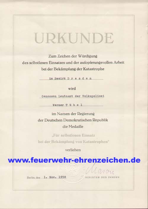 URKUNDE / Zum Zeichen der Würdigung des selbstlosen Einsatzes und der aufopferungsvollen Arbeit bei der Bekämpfung der Katastrophe im Bezirk Dresden wird Genossen Leutnant der Volkspolizei Werner Tübel im Namen der Regierung der Deutschen Demokratischen Republik die Medaille Für selbstlosen Einsatz bei der Bekämpfung von Katastrophen verliehen