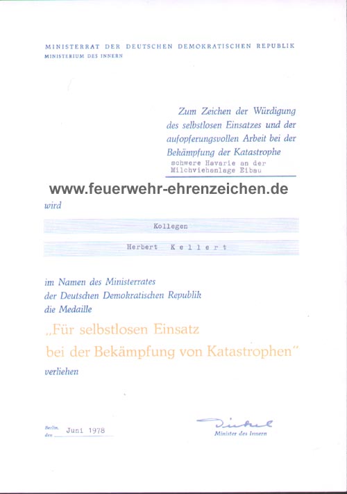 MINISTERRAT DER DEUTSCHEN DEMOKRATISCHEN REPUBLIK / MINISTERIUM DES INNERN / Zum Zeichen der Würdigung des selbstlosen Einsatzes und der aufopferungsvollen Arbeit bei der Bekämpfung der Katastrophe schwere Havarie an der Milchviehanlage Eibau wird Kollegen Herbert Kellert im Namen des Ministerrates der Deutschen Demokratischen Republik die Medaille "Für selbstlosen Einsatz bei der Bekämpfung von Katastrophen" verliehen