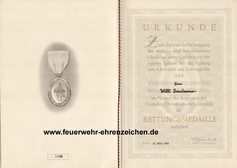 URKUNDE / Zum Zeichen der Würdigung des mutigen und entschlossenen Handelns unter Gefährdung des eigenen Lebens bei der Rettung von Menschen aus Lebensgefahr wird Herrn Willi Sandmann im Namen der Regierung der Deutschen Demokratischen Republik die Rettungsmedaille verliehen