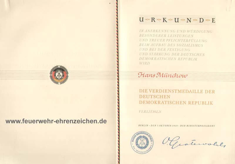 URKUNDE / IN ANERKENNUNG UND WÜRDIGUNG BESONDERER LEISTUNGEN UND TREUER PFLICHTERFÜLLUNG BEIM AUFBAU DES SOZIALISMUS UND DER FESTIGUNG UND STÄRKUNG DER DEUTSCHEN DEMOKRATISCHEN REPUBLIK WIRD Hans Münchow DIE VERDIENSTMEDAILLE DER DEUTSCHEN DEMOKRATISCHEN REPUBLIK VERLIEHEN