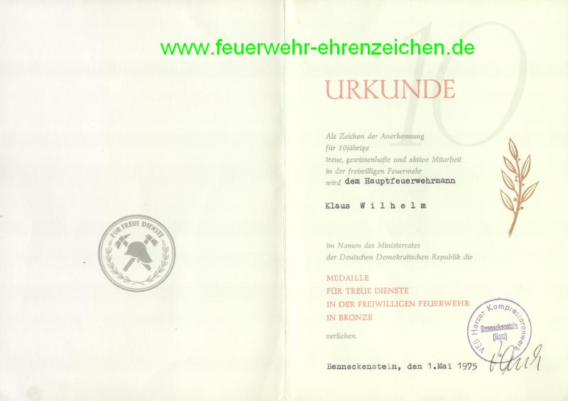 URKUNDE / Als Zeichen der Anerkennung für 105jährige treue, gewissenhafte und aktive Mitarbeit in der freiwilligen Feuerwehr wird dem Hauptfeuerwehrmann Klaus Wilhelm im Namen des Ministerrates der Deutschen Demokratischen Republik die MEDAILLE FÜR TREUE DIENSTE IN DER FREIWILLIGEN FEUERWEHR IN BRONZE verliehen.