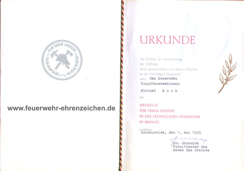 URKUNDE / Als Zeichen der Anerkennung für 10jährige treue, gewissenhafte und aktive Mitarbeit in der freiwilligen Feuerwehr wird dem Kameraden Hauptfeuerwehrmann Michael Koch die MEDAILLE FÜR TREUE DIENSTE IN DER FREIWILLIGEN FEUERWEHR IN BRONZE verliehen.