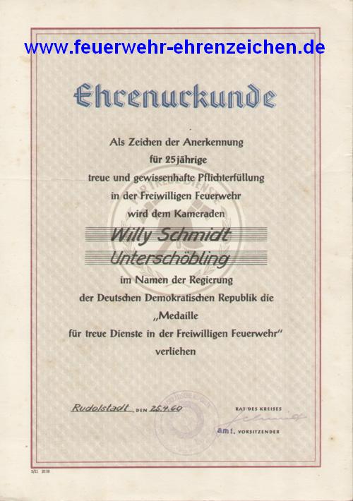 Ehrenurkunde / Als Zeichen der Anerkennung für 25jährige treue und gewissenhafte Pflichterfüllung in der Freiwilligen Feuerwehr wird dem Kameraden / Willy Schmidt Unterschöbling / im Namen der Regierung der Deutschen Demokratischen Republik die "Medaille für treue Dienste in der Freiwilligen Feuerwehr" verliehen