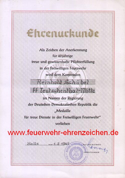 Ehrenurkunde / Als Zeichen der Anerkennung für 40jährige treue und gewissenhafte Pflichterfüllung in der Freiwilligen Feuerwehr wird dem Kameraden / Reinhold Schübel / FF Teutschenthal-Mitte / im Namen der Regierung der Deutschen Demokratischen Republik die "Medaille für treue Dienste in der Freiwilligen Feuerwehr" verliehen