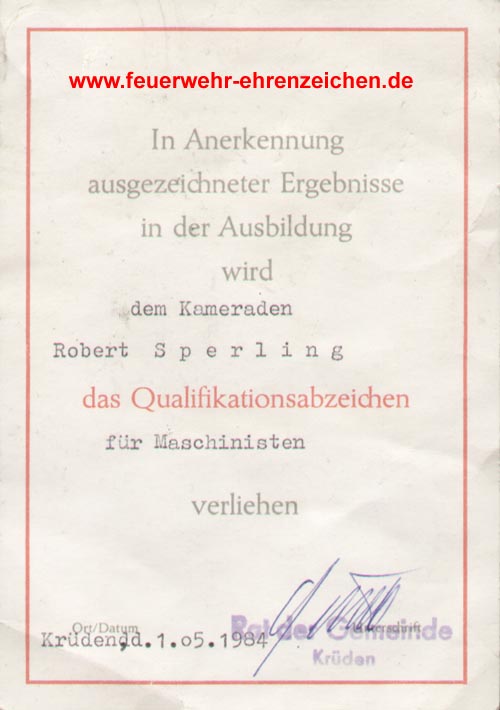 In Anerkennung ausgezeichneter Ergebnisse in der Ausbildung wird dem Kameraden Robert Sperling das Qualifikationsabzeichen für Maschinisten verliehen
