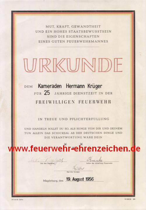 MUT, KRAFT, GEWANDHEIT UND EIN HOHES STAATSBEWUSSTSEIN SIND DIE EIGENSCHAFTEN EINES GUTEN FEUERWEHRMANNES / URKUNDE / DEM Kameraden Hermann Krüger FÜR 25 JÄHRIGE DIENSTZEIT IN DER FREIWILLIGEN FEUERWEHR IN TREUE UND PFLICHTERFÜLLUNG / UND HANDELN SOLLST DU SO, ALS HINGE VON DIR UND DEINEN TUN ALLEIN DAS SCHICKSAL AB DER DEUTSCHEN DINGE UND DIE VERANTWORTUNG WÄRE DEIN