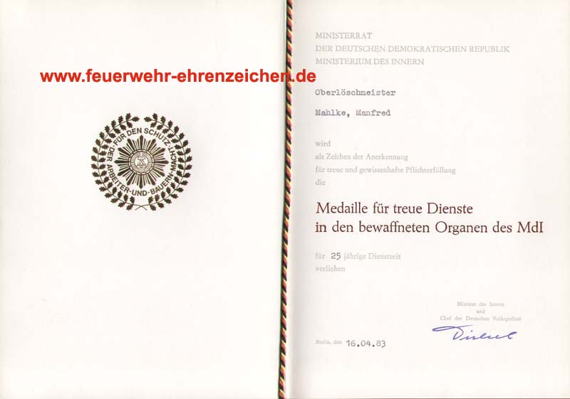 Ministerrat der Deutschen Demokratischen Republik / Ministerium des Innern / Oberlöschmeister Mahlke, Manfred wird als Zeichen der Anerkennung für treue und gewissenhafte Pflichterfüllung die "Medaille für treue Dienste in den bewaffneten Organen des MdI" für 25 jährige Dienstzeit verliehen