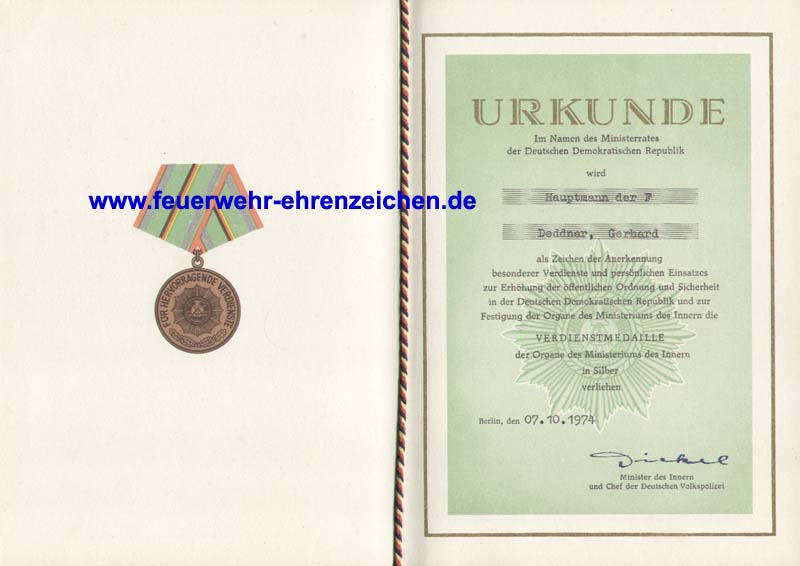 URKUNDE / IM NAMEN DES MINISTERRATES wird Hauptmann der F Deddner, Gerhard als Zeichen der Anerkennung besonderer Verdienste und persönlichen Einsatzes zur Erhöhung der öffentlichen Ordnung und Sicherheit in der Deutschen Demokratischen Republik und zur Festigung der Organe des Ministeriums des Innern die Verdienstmedaille der Organe des Ministeriums des Innern in Silber verliehen