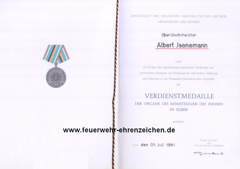 MINISTERRAT DER DEUTSCHEN DEMOKRATISCHEN REPUBLIK / MINISTERIUM DES INNERN / Oberlöschmeister Albert Jaenemann wird als Zeichen der Anerkennung besonderer Verdienste und prsönlichen Einsatzes zur Erhöhung der öffentlichen Ordnung und Sicherheit in der Deutschen Demokratischen Republik die VERDIENSTMEDAILLE DER ORGANE DES MINISTERIUMS DES INNERN IN SILBER verliehen