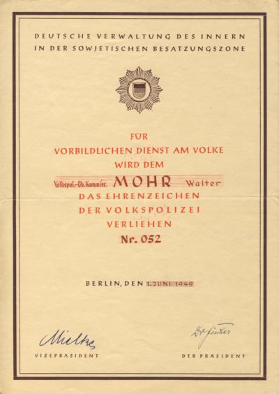 DEUTSCHE VERWALTUNG DES INNERN IN DER SOWETISCHEN BESATZUNGSZONE / FÜR VORBILDLICHEN DIENST AM VOLKE WIRD DEM Volkspol.-Ob.Kommiss. MOHR Walter DAS EHRENZEICHEN DER VOLKSPOLIZEI VERLIEHEN. Nr. 052 / Berlin den 1.Juni 1949