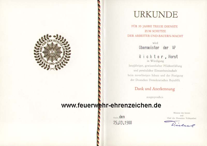 URKUNDE / FÜR 35 JAHRE TREUE DIENSTE ZUM SCHUTZE DER ARBEITER-UND-BAUERN-MACHT wird Obermeister der VP Richter, Horst in Würdigung langjähriger, gewissenhafter Pflichterfüllung und persönlicher Einsatzbereitschaft beim zuverlässigen Schutz und der Festigung der Deutschen Demokratischen Republik Dank und Anerkennung ausgesprochen