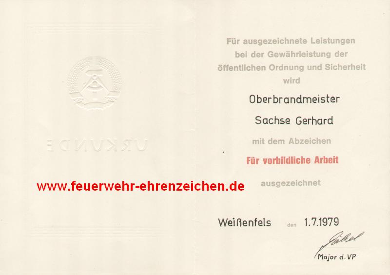 Für ausgezeichnete Leistungen bei der Gewährung der öffentlichen Ordnung und Sicherheit wird Oberbrandmeister Sachse Gerhard mit dem Abzeichen / Für vorbildliche Arbeit / ausgezeichnet