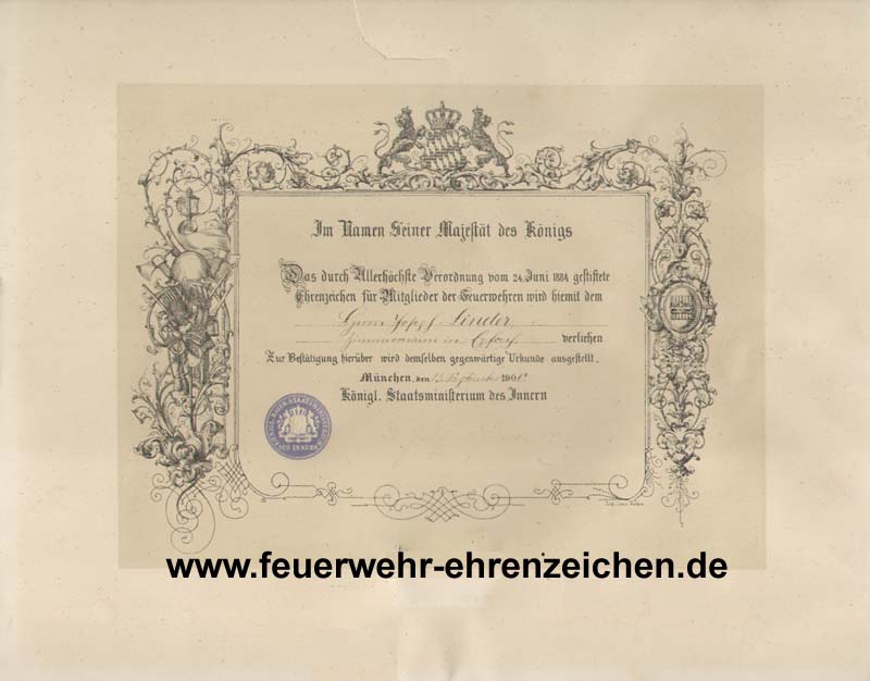 Im Namen Seiner Majestät des Königs / Das durch Allerhöchste Verordnung vom 24. Juni 1884 gestiftete Ehrenzeichen für Mitglieder der Feuerwehren wird hiermit dem / Herrn Joseph Linder Zimmermann in ? verliehen / Zur Bestätigung hierüber wird demselben gegenwärtige Urkunde ausgestellt. / München, den 13. September 1900 / Königl. Staatsministerium des Innern