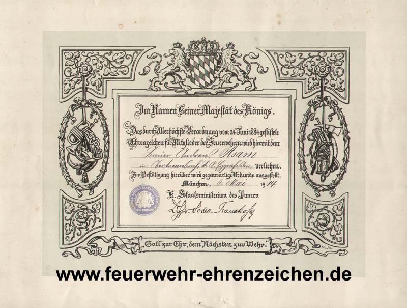 Im Namen Seiner Majestät des Königs / Das durch Allerhöchste Verordnung vom 24. Juni 1884 gestiftete Ehrenzeichen für Mitglieder der Feuerwehren wird hiermit dem / Bauer Andreas Asam in Obertrennbach verliehen / Zur Bestätigung hierüber wird demselben gegenwärtige Urkunde ausgestellt. / München, den 6. Mai 1914 / K. Staatsministerium des Innern