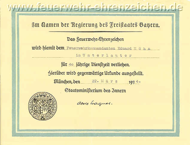 Im Namen der Regierung des Freistaates Bayern. / Das Feuerwehr=Ehrenzeichen / wird hiermit dem Feuerwehrkommandanten Eduard Höhn in Unterlauter / für 40jährige Dienstzeit verliehen. / Hierüber wird gegenwärtige Urkunde ausgestellt. / München, den 22. März 1934. Staatsministerium des Innern