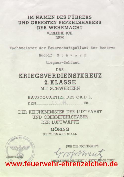 IM NAMEN DES FÜHRERS UND OBERSTEN BEFEHLSHABERS DER WEHRMACHT VERLEIHE ICH DEM Wachtmeister der Feuerschutzpolizei der Reserve Rudolf S c h w a r z Siegmar-Schönau DAS KRIEGSVERDIENSTKREUZ 2.KLASSE MIT SCHWERTERN