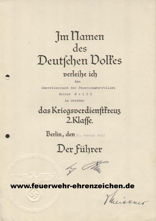 Im Namen des Deutschen Volkes verleihe ich dem Oberstleutnant der Feuerschutz-Polizei Walter Wolff in Dresden das Kriegsverdienstkreuz 2.Klasse.