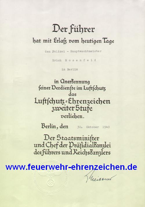 Der Führer hat mit Erlaß vom heutigen Tage dem Polizei-Hauptwachtmeister Erich Rosenfeld in Berlin in Anerkennung seiner Verdienste im Luftschutz das Luftschutz=Ehrenzeichen zweiter Stufe verliehen.