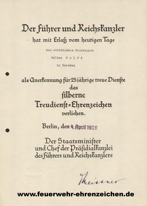 Der Führer und Reichskanzler hat mit Erlaß vom heutigen Tage dem städtischen Oberbaurat Walter Wolff als Anerkennung für 25jährige treue Dienste das silberne Treudienst=Ehrenzeichen verliehen.