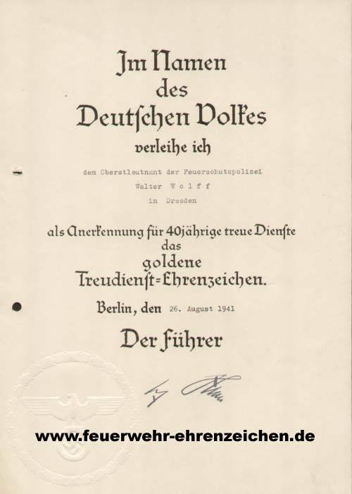 Im Namen des Deutschen Volkes verleihe ich dem Oberstleutnant der Feuerschutzpolizei Walter Wolff in Dresden als Anerkennung für 40jährige treue Dienste das goldene Treudienst=Ehrenzeichen.