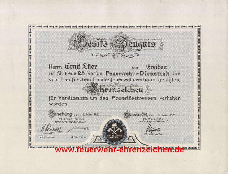 Besitz-Zeugnis / Herrn Ernst Lüer aus Freiheit ist für treue 25jährige Feuerwehr-Dienstzeit das vom Preußischen Landesfeuerwehrverband gestiftete Ehrenzeichen für Verdienste um das Feuerlöschwesen verliehen worden.