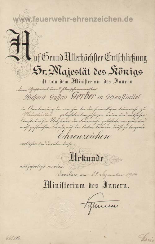 Auf Grund Allerhöchster Entschließung Sr. Majestät des Königs ist von dem Ministerium des Innern dem Gastwirt und Fleischermeister Richard Gustav Gerber in Neustädtel in Anerkennung der von ihm bei der freiwilligen Feuerwehr zu Neustädtel geleisteten langjährigen treuen und nützlichen Dienste das für Mitglieder der Feuerwehr gestiftete, am grün und weiß gestreiften Bande, auf der linken Seite der Brust zu tragende Ehrenzeichen verliehen und darüber diese Urkunde ausgefertigt worden.