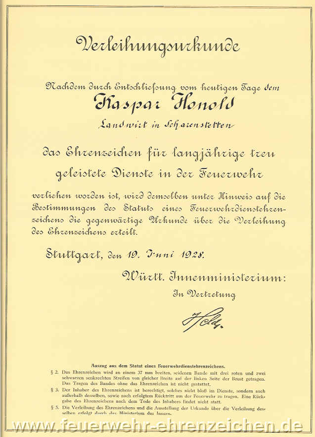 Verleihungsurkunde / Nachdem durch Entschließung vom heutigen Tage dem Kaspar Honold Landwirt in Scharenstetten das Ehrenzeichen für langjährige treu geleistete Dienste in der Feuerwehr verliehen worden ist, wird demselben unter Hinweis auf die Bestimmungen des Statuts eines Feuerwehrdienstehrenzeichens die gegenwärtige Urkunde über die Verleihung des Ehrenzeichens erteilt.