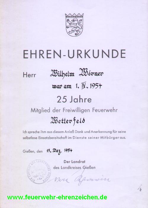 EHREN-URKUNDE / Herr Wilhelm Wörner war am 1. IV. 1954 25 Jahre Mitglied der Freiwilligen Feuerwehr Wetterfeld. Ich spreche ihm aus diesem Anlaß Dank und Anerkennung für seine selbstlose Einsatzbereitschaft im Dienste seiner Mitbürger aus.