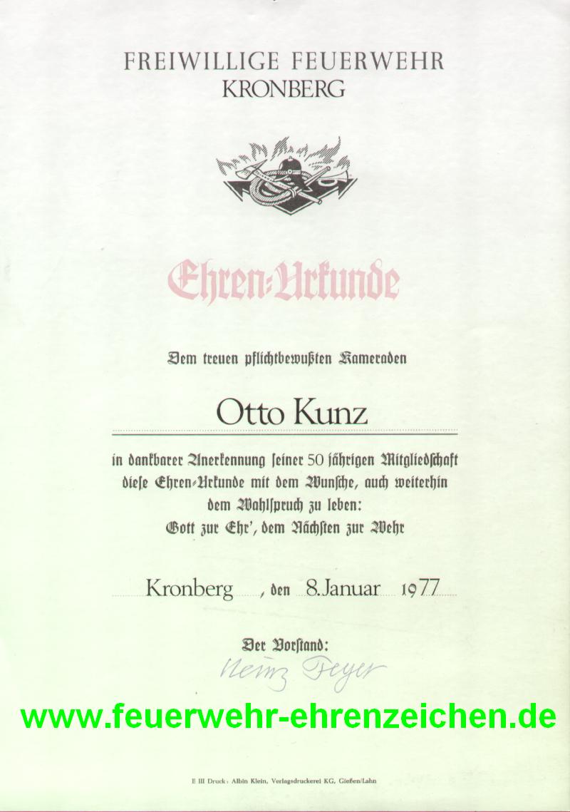 FREIWILLIGE FEUERWEHR KRONBERG / Ehren=Urkunde / Dem pflichttreuen Kameraden Otto Kunz in dankbarer Anerkennung seiner 50jährigen Mitgliedschaft diese Ehren-Urkunde mit dem Wunsche, auch weiterhin den Wahlspruch zu leben: Gott zur Ehr, dem Nächsten zur Wehr