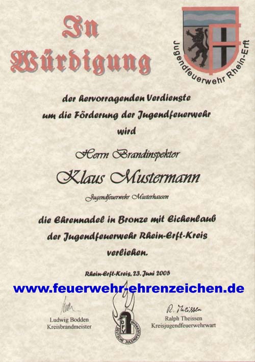 In Würdigung der hervorragenden Verdienste um die Förderung der Jugendfeuerwehr wird Herrn Brandinspektor Klaus Mustermann Jugendfeuerwehr Musterhausen die Ehrennadel in Bronze mit Eichenlaub der Jugendfeuerwehr Rhein-Erft-Kreis verliehen.